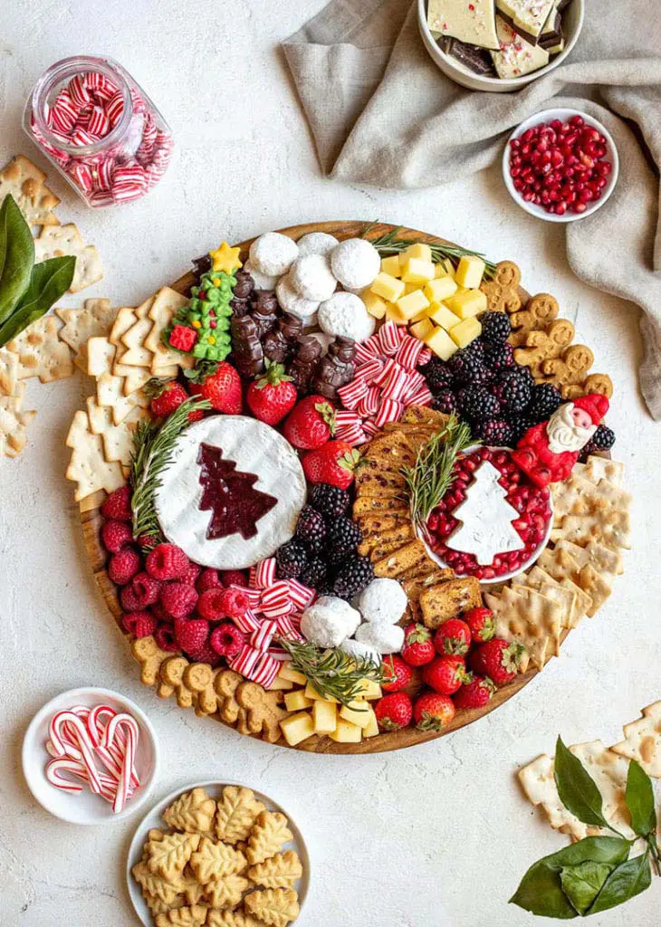 Cheese and cracker christmas platter