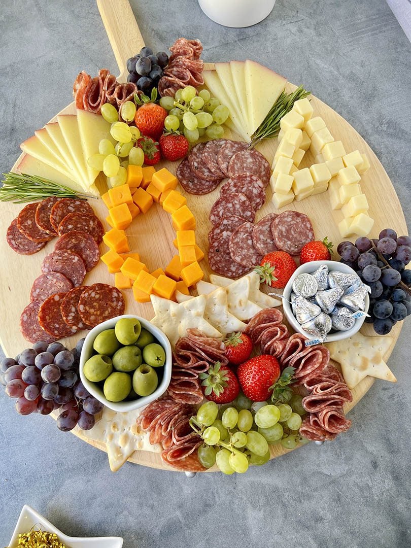 NYE Appetizers | Easy New Year's Eve Snack Board | Ain't Too Proud To Meg